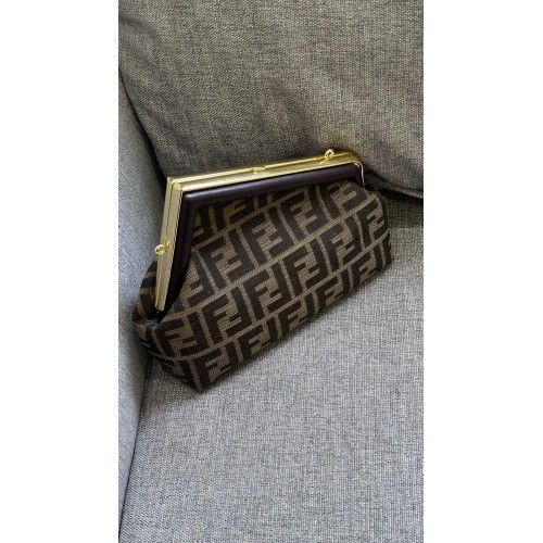 حقيبة ماركة Fendi