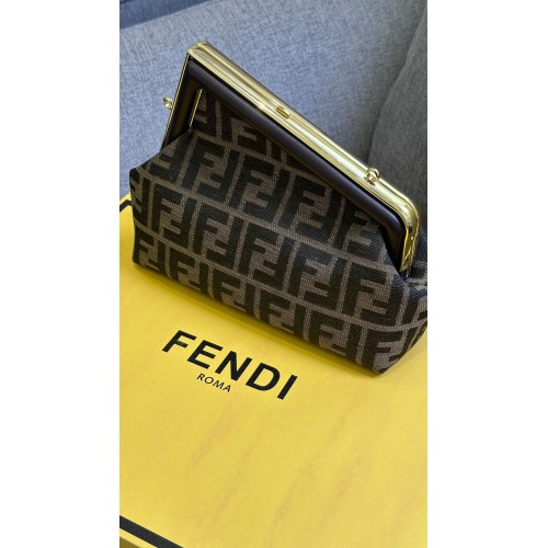 حقيبة ماركة Fendi